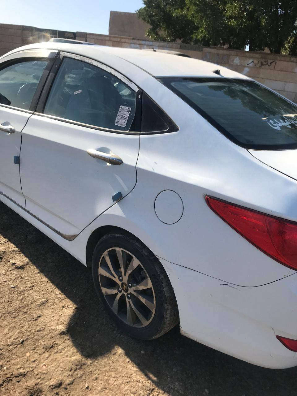 سيارة اكسنت للبيع 
موديل 2015 خليجي
فول  فتحة تبريد تدفئة محرك ١٦٠٠
حالة السيارة موضحة بالصور بيها فقط جاملغ خلفي ايسر بارد وصبغ  وتحت الدوسه باب السايق طخه راجعه بارد 
سنويه بأسمي ٢٠٢٨
للأستفسار *********** ناصرية, ذي قار
