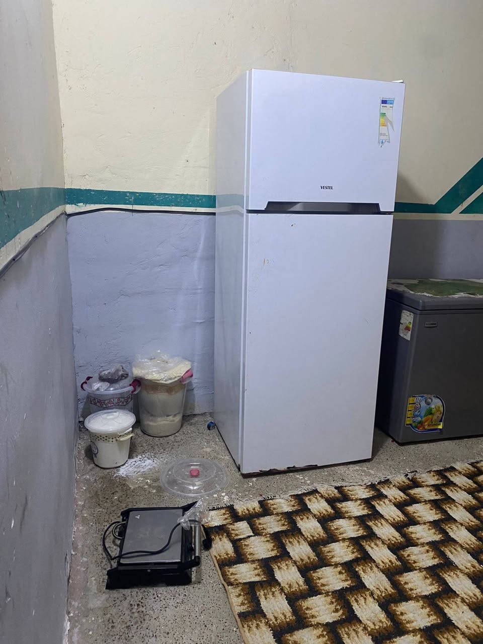 سلام عليكم بيت مساحه 240متر بناء جديد ملك صرف سند 25 يحتوي عل غرفتين نوم وستقبال  بقيت خدمات عنوان بغداد الراشديه حي سلام مقابيل مزرعه نخيل مراجعه عل التصال بل رقم ***********
