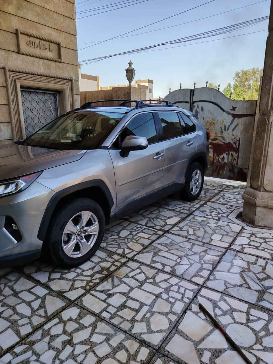 السلام عليكم متاح راف 4 xle فول مواصفات موديل 20 اربيل بانزين فقط ضررجاملغ خلفي بدون دواخل اربكات سليمة ماشية 45الف السيارة ولا غلطة جديدة مكاني بغداد الغزالية ***********
