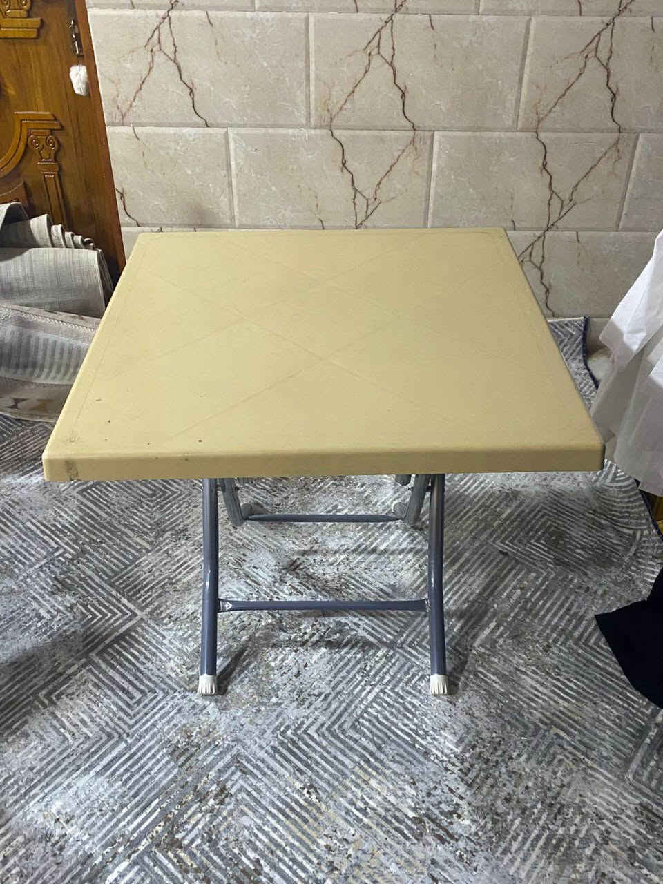 ميز طعام بلاستك عدد 2 سعر الواحد 15 الف 
ميز طعام خشب مغطى ببلاستك مع رجلين حديد وكراسي عدد 2 السعر 100 الف عمارة, ميسان


**إذا كنت صاحب هذا الإعلان وتريد حذفه لأي سبب، رجاءا أرسل رسالة إلى الدعم الفني**