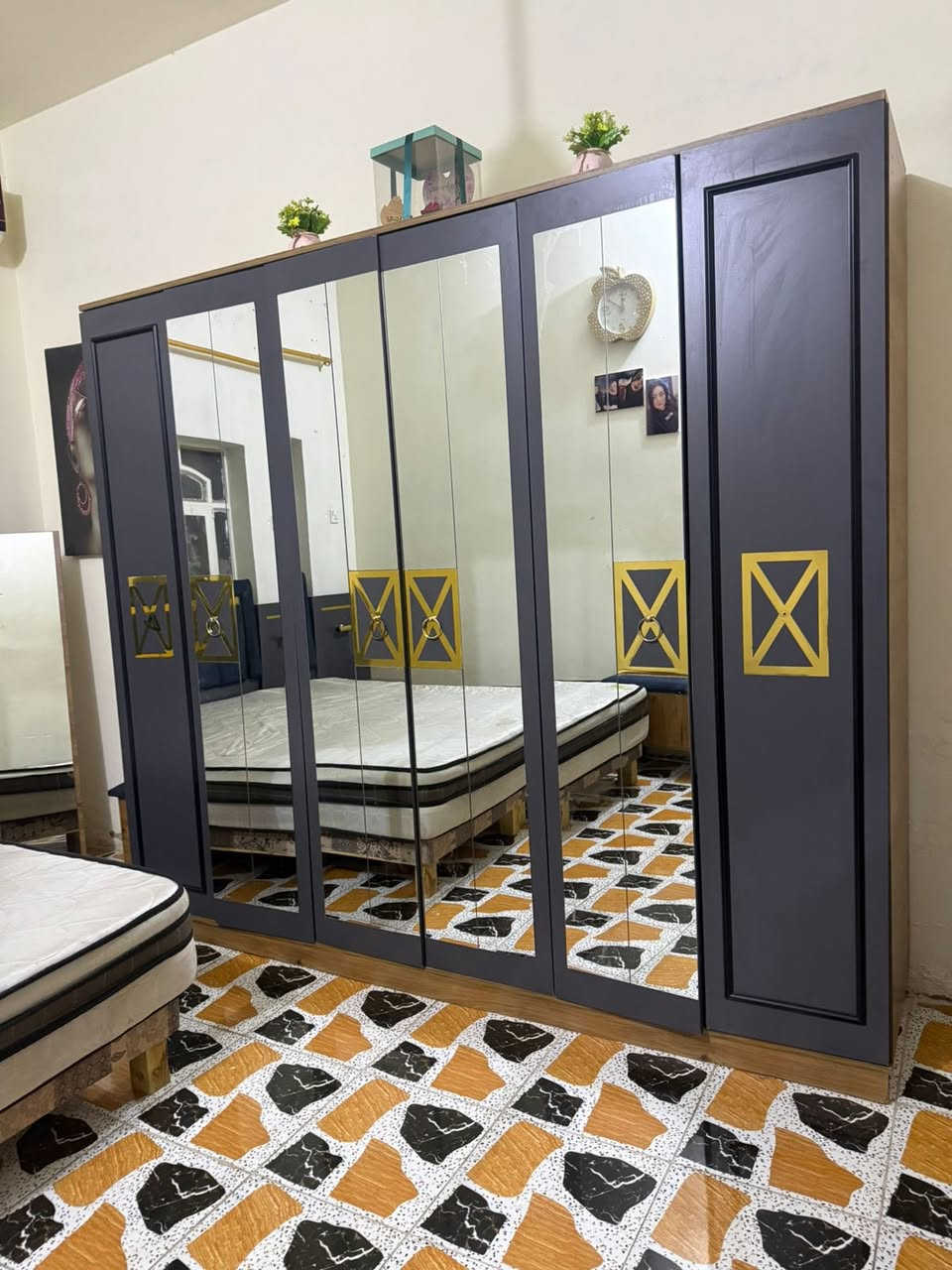 السلام عليكم غرفه نوم تركي  للبيع ١٠ قطع نضيفه السعر ٦٥٠ قفل قفل مكاني بابل مركز المدينه ***********
