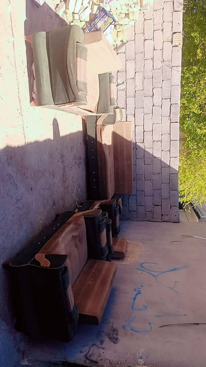 سلام عليكم عندي تخم مستعمل للبيع 11 مقعد خشبه أصلي مستعجل على بيعتا.. المكان حله بابل مقابل المجمع السكني  .. السعر أتصل على الهاتف 📞***********
