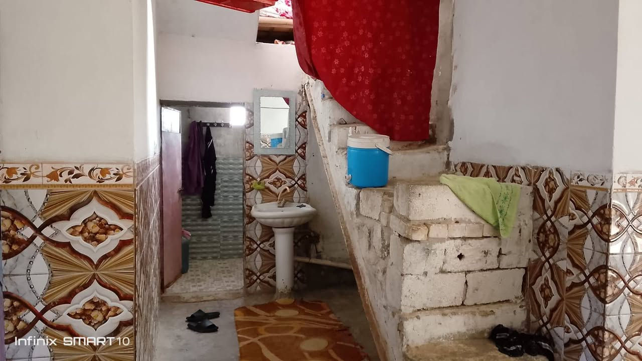 سلام عليكم بيع بيت مع كاع ارض زراعي ١١ دونم بيت بي غرف ٢+استقبال +مطبخ +صالة+صحيات داخلي+صحيات خارجيه +حديقة /مكاني واسط كوت قضاء عزيزية يم مشروع أبو فياض السعر خاص الاستفسار رقم[***********]

