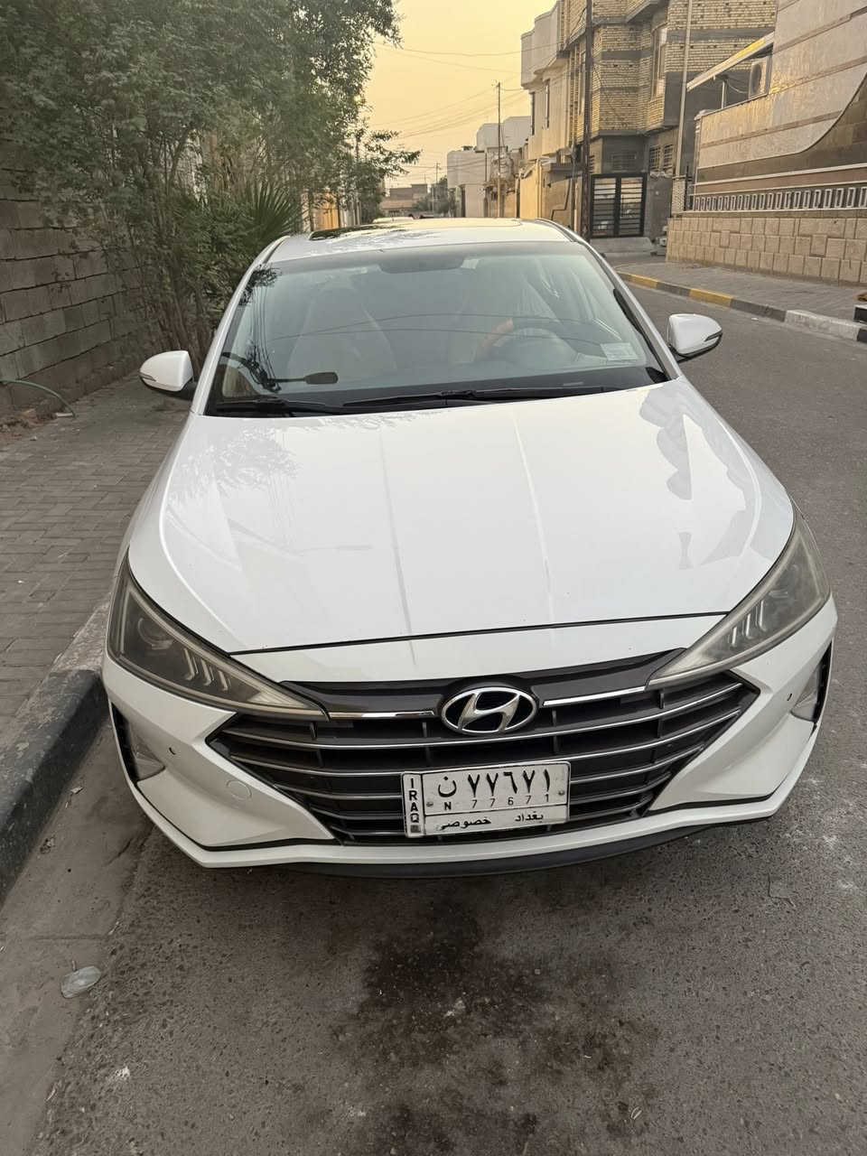 سلام وعليكم النترا مديل 2020 خليجي فول مواصافت فتحه بصمه وضعيات قياده سياره جاهزه للخيره رقم بغداد حره كبل تحول سياره كفاله بيه بس بارد لاتبديل ولا صبغ مال جناي ماشيه ١٦٣حداديه جديده اليوم شاده محرك الفين دوش جاهزه من كلشي للخير 
ملاحضه : المحرك مفتوح 
مكان السياره بصره القبله *********** السعر 155 وبيه مجال بسيط
