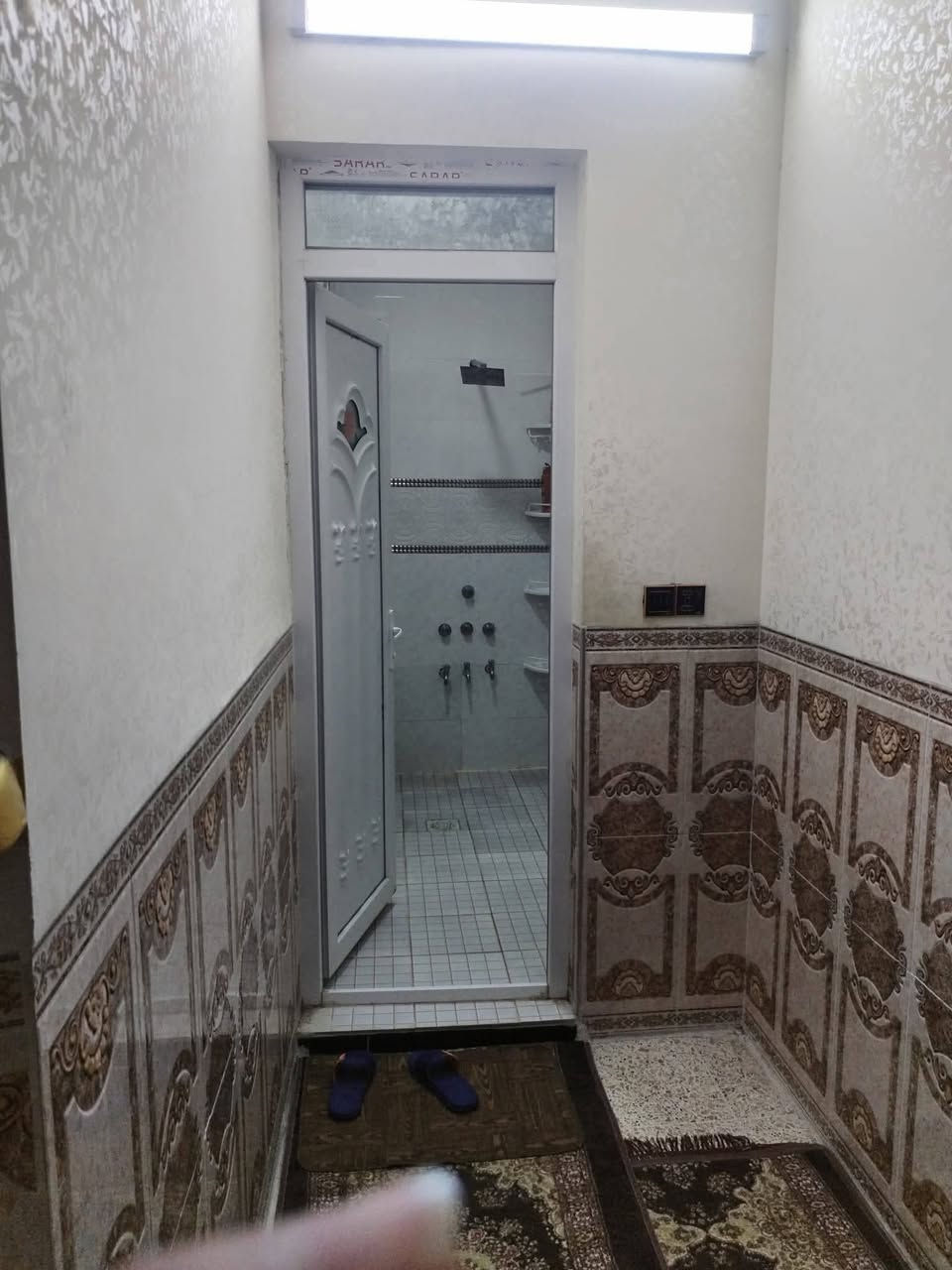 [[بسم الله الرحمن الرحيم]]
🏡     🏘      🏚 

#يوجد_بيت_للبيع

#ملاحظة: البيت مسحوب عن طريقة مصرف العقاري تدفع مقدمة 110 مليون نقدآ والباقي 90 مليون تدفع على شكل اقساط للمصرف العقاري كل شهر 437 الف المبلغ الكلي 200 مليون 

#العنوان  الفلوجة 
#المنطقة حي الشهداء// قرب جامع المرسلين 

✅المساحة : 250م
⬆️ الوجة : 12.50م
🏞️النزال : 20م
 
غرف 5
استقبال 
صالة
مناور 
مطبخ
صحيات 
الارضية سيراميك 
السقوف جبسن بورد 

                       #بناء 🧱 : طابوك 
      
     #شارع 🏞️⬆️⬆️ : 8 م كامل الخدمات من تبليط مدارس اسواق 

  #السعر_محدد_من_قبل_البائع 
    
        
        ⚖️⚖️   نوع الملك : طابو صرف تحويل مباشر  🏙 

__________________________________

للأستفسار⛔🖲️ : مراجعة 
🥇#مكتب_الرافدين_للعقار 🥇
العنوان شارع المنجزات تقاطع جامع التقوئ مجاور محطة المتميز المركزية لغسيل السيارات 🚗🚖
__________________________________

#ملاحظة//📋📑 اذا لديك عقار تريد تعرضة للبيع او تريد تشتري عقار قم بمراسلة الصفحة او اتصال على لارقام الموجودة+ واتساب
            
         #للأتصال_او_واتساب 📞  ***********
         #للأتصال_كورك.   📞.      ‏‪***********‬‏

#بيع_وشراء_الدور_السكنية_والزراعية_العقارات_في_مدينة_الفلوجة #مكتب_الرافدين_للعقار_بيع_وشراء_العقارات_بسعر_مناسب
#عقارات_الانبار_الفلوجة
