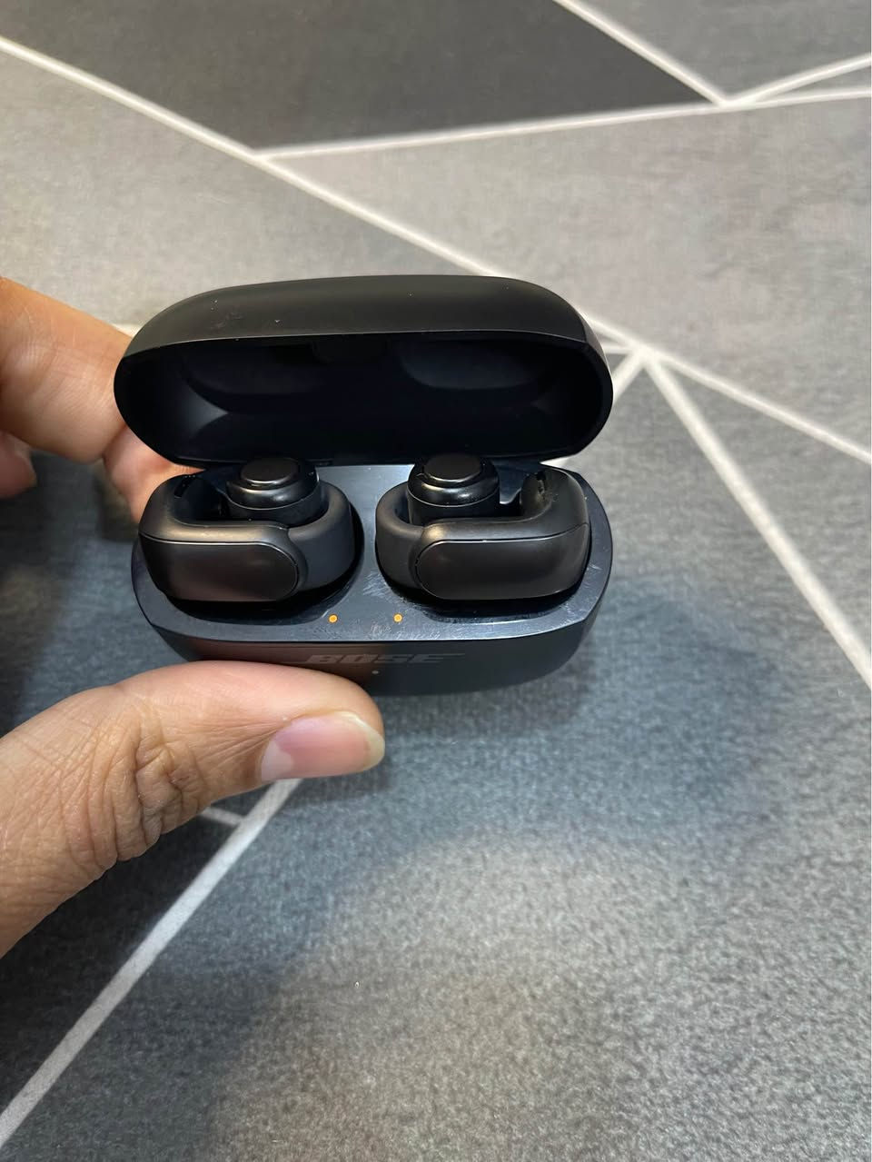 ايربود Bose Ultra Open Earbuds، وهي سماعات بلوتوث بتصميم مفتوح (Open-ear) يلتف حول الأذن. 
 
التصميم والراحة: تصميم فريد يشبه "كفة الأذن" (ear cuff) لراحة طوال اليوم وإبقاء الأذن مفتوحة لسماع المحيط الخارجي. 
تقنية الصوت: تستخدم تقنية Bose OpenAudio لتوجيه صوت غني ومفصل إلى أذنك دون الحاجة لإدخالها داخل قناة الأذن. 
البطارية: توفر ما يصل إلى 7.5 ساعة من وقت التشغيل (أو 4.5 ساعة مع تفعيل صوت Bose الغامر). 
المميزات الإضافية: مقاومة للماء بتصنيف IPX4، وتحتوي على أزرار تحكم مادية على الأسطوانة الخلفية. بغداد, العراق


**إذا كنت صاحب هذا الإعلان وتريد حذفه لأي سبب، رجاءا أرسل رسالة إلى الدعم الفني**