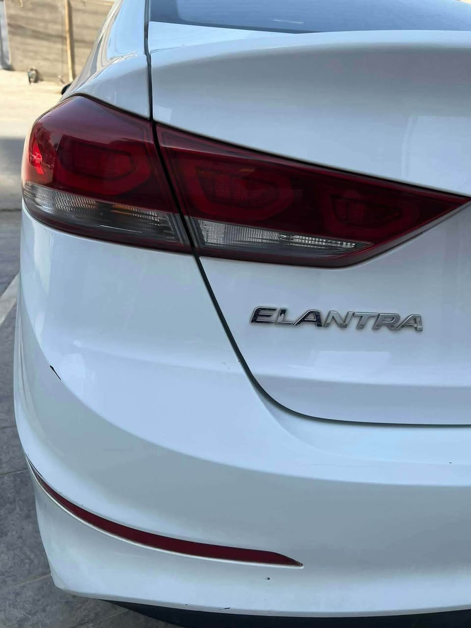 سياره النترا خليجي ٢٠١٧ فئة GLS رقمها سليمانيةبيها ضربة دعامية خلفية وامامية وباب السايق طخة بالحافة ومعدلها تكحيل كارت 
محركها دوش ٢٠٠٠ وكيرها المعروف 
وشخط يم الجاملغ الخلفي عكس السايق 
رقم الاتصال ‭0770 433 8831‬ بغداد, العراق
