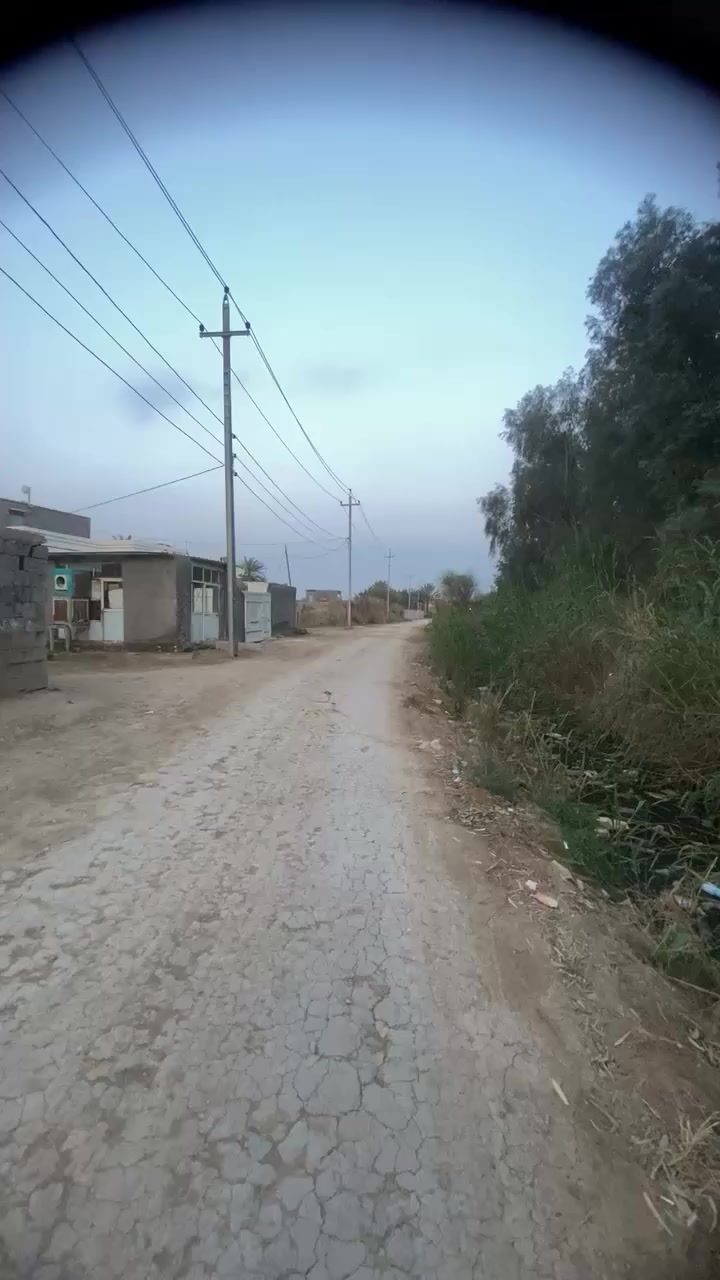 السلام عليكم دار للبيع مساحه 250متر تفاصيل استقبال ومطبخ وغرفتين نوم وصالة  وحديقه    العنوان خلف  بيت جاسم لكويجو قرب الحسينه جمال زليزل البيت زراعي سند 25 اي استفسار على الهاتف  متواجد     ***********   السعر. 60 وبي مجال
