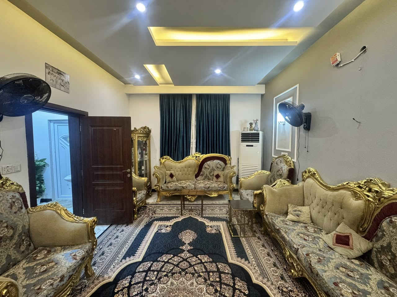 يتوفر دار للبيع في مجمع المختار السكني الكوفة/ شارع المعمل.
سنتر المجمع ركن 
                      على شارعين 15 
              ‼️ يصلح مجمع طبي ‼️ 

         مطلوب للمصرف 100  مليون 

                  🔥🔥 نموذجي  🔥🔥

                       ديكورات حديثة 

⚡⚡كهرباء ٢٤ ساعة وطني ومولدة ⚡⚡

           👮نظام سكيورتي ٢٤ ساعة 👮

            المساحه 226 متر طابقين 

الطابق الاول//يحتوي على غرفة نوم وصاله واستقبال مع مجموعة صحيات ومطبخ حار وبارد وكراج سيارات وحديقة .

الأرضيات مرمر +ديكورات جبسً بورد 

الطابق الثاني// يحتوي على 2 غرفة نوم 

سويت مع صاله +مجموعة صحيات 

                مكتب الكفيل للعقار 

عنوان المكتب// مجمع المختار السكني 

                               //شارع 60 

                 
                      ***********     

واتساب📞***********
