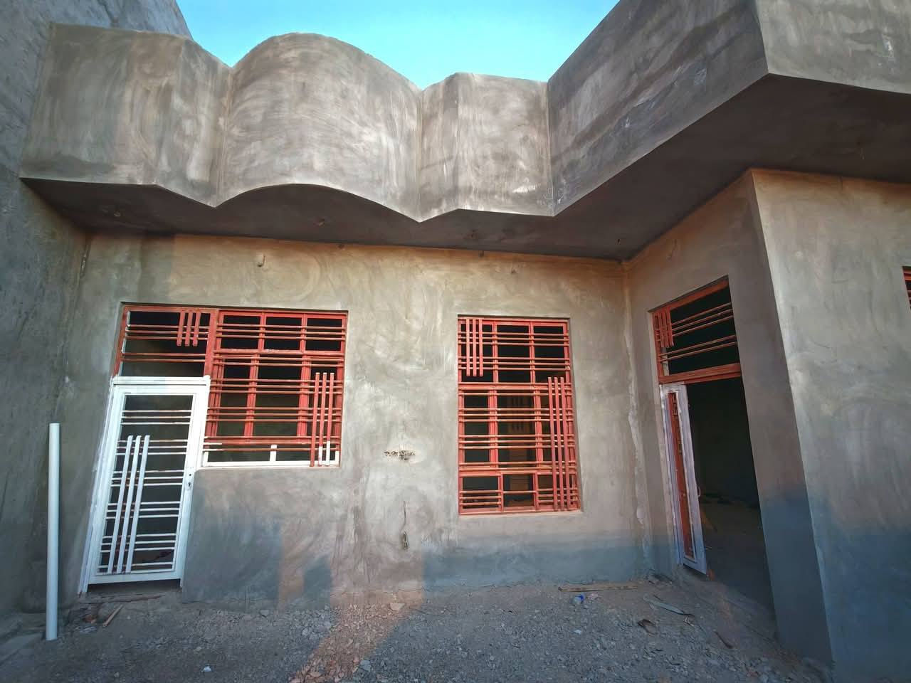 #للبيع دار سكن طابو صرف مطلوب للإسكان 

#الموقع بلور مقابل جامع الشيخ ثاير داخل الفروع
كل الخدمات متوفرة والتبليط هذه الايام ان شاء الله 

#المساحة ٢٤٠ متر
الواجهة ١٢
النزال ٢٠

#المحتويات البيت طابقين
٣ غرف نوم طابق ارضي وغرفتين نوم طابق ثاني
وباقي المحتويات هول إستقبال كلدور مطبخ وصحيات داخل وخارج
البيت بي نواقص منها أرضية وتقفيل ماء وكهرباء
والصور موضحة كلشي
#ملاحظة البيت مطلوب للأسكان ٤٢ مليون تتحول عليك بقسط شهري ٢٢٠ الف
وسعر البيع المطلوب مقدمة ٥٣ مليون
 #للتواصل مع الرقم
***********
