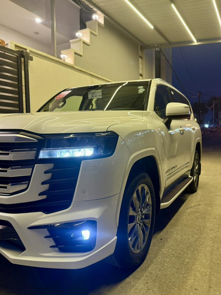 السلام وعليكم 
لاندكروز 2023 gxr توين تيربو ضمان شركة ساز بعدها بالضمان كل سيرفسها بالشركة 

فول مواصفات معروفة / فتحة وبصمة وجلد كراسي كهرباء وتبريد جنطة كهرباء ثلاجة طفاية شاشة لكزس سستم سماعات jbl  لد بالشباك ولباقي فول 
مكفولة كفالة عامة فقط بارد كد شبر بالباب موضحة بالصورة + سونار مرفق بالصور 
ماشية 29 الف كيلو متر حقيقي شرط الفحص
رقم اربيل بأسمي شخصياً 
مكان السيارة بغداد 
للاستفسار / *********** 
السعر / 655 (65.500 $ ) وبيها مجال
