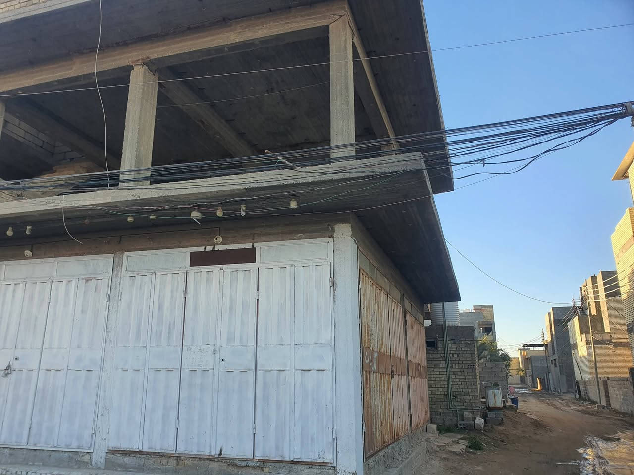 بنايه للبيع المساحه ٢٠٠ متر تصلح حسينيه العنوان كربلاء شارع بغداد سايد الدخول خدمات كامله البنايه مثل ماموضحه بسعر جدآ مناسب مقابيل عمود ٣٧ للإستفسار *********** عن شارع بغداد ١٠٠متر
