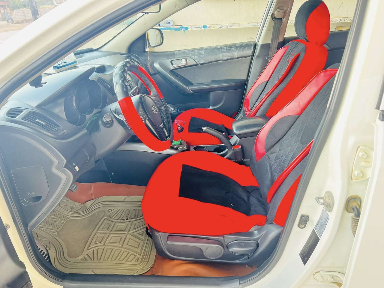 السلام عليكم ورحمة الله وبركاته للبيع سيراتو ٢٠١٣سياره بيه مكانين بارد وباقي مكفول كير مكينه كفاله
تبريد حداديه تاير كله جديد 
سياره مواصفات عاديه 
مكان سياره واسط الشحيميه ***********
سعر١١٠
