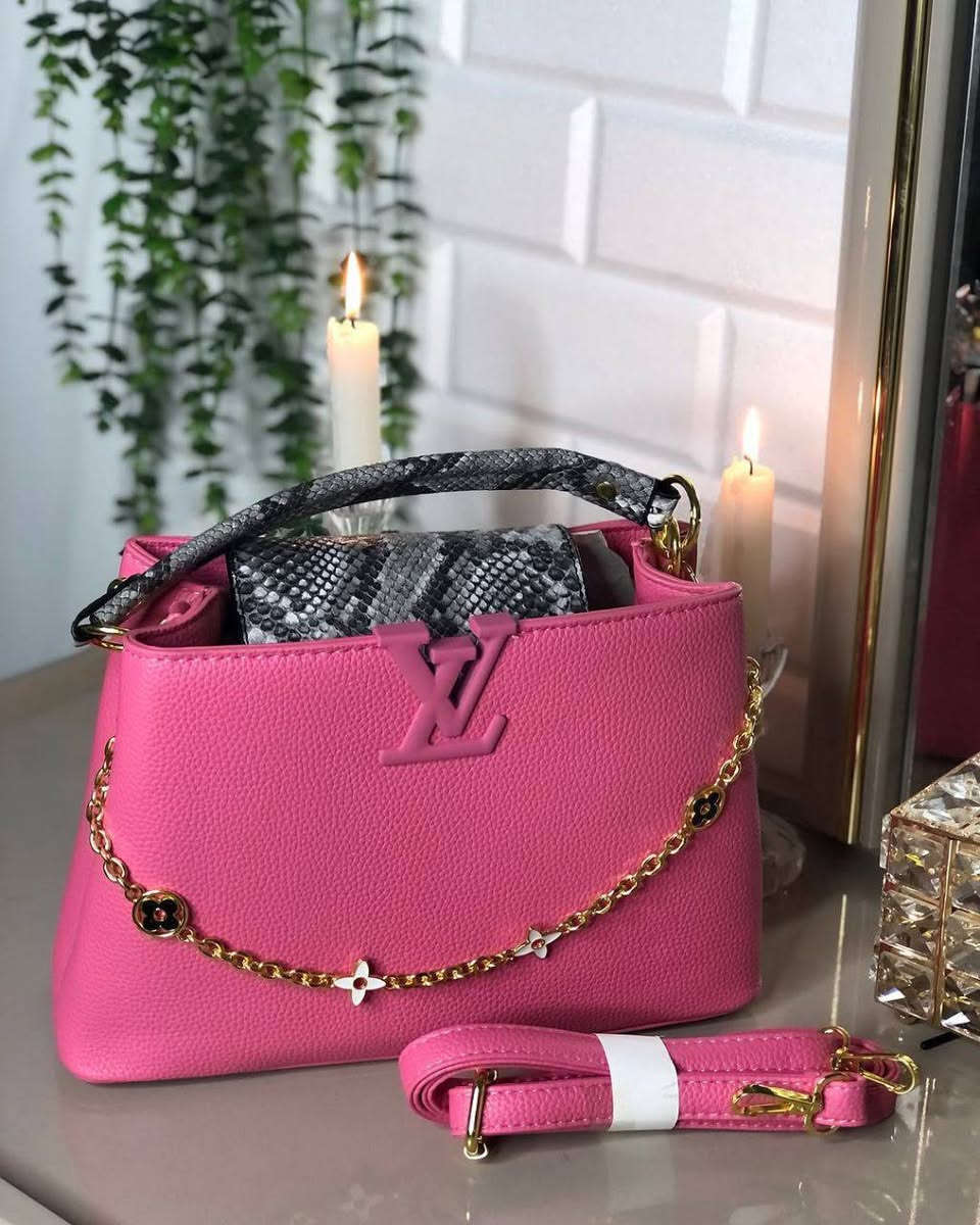 حقيبة Louis Vuitton الفاخرة – عنوان الفخامة والجاذبية.

بتصميم أنيق من الجلد الطبيعي بنقشة جلد التمساح الفاخرة، تجمع هذه الحقيبة بين الرقي والقوة. مزينة بشعار LV المعدني الأيقوني ولمسات ذهبية تضيف لمسة ساحرة لكل إطلالة. مثالية للمرأة العصرية التي تبحث عن التميز في كل تفاصيلها.

قطعة فنية تعبّر عن ذوقك الرفيع وأناقتك اللافتة. 

سعر 20الف توصيل 🚚 5الاف
(للحجز والطلب مراسله الصفحه)


**إذا كنت صاحب هذا الإعلان وتريد حذفه لأي سبب، رجاءا أرسل رسالة إلى الدعم الفني**