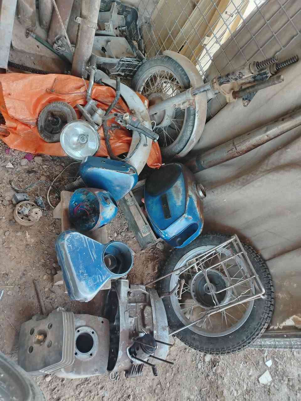 من رخصت المدير ٨١ مفصخ للبيع بي نواقص  هاي غراضهه شوفت عينك كصتهه عاليه مكان الانبار  هيت سعر٥٥٠ قفل اتصل على *********** كوم حديد ابيع لان مكلف
