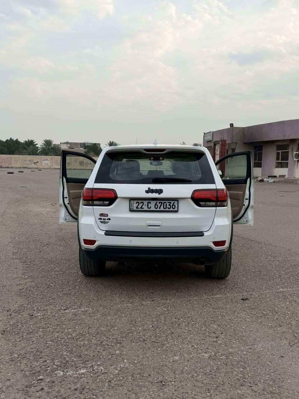 جيب خليجي بلاك توب 2019 فول مواصفات 
كشات جلد 
فتحة سلايت
حساسات رادارات
محرك 6 سلندر 3600 ‎ 
ماشية 76 ميل
‎ حساسات امامي خلفي اصل 
كاميرا خلفية دوارة مع الستيرن 
 ‎ اشارات بالمرايا الجانبية 
مرايا جانبية شفط ‎
كشنات تدفئة
كشنات كهربائية
ماوس تحكم قيادات 
 
وباقي الموصفات المعروفة

بيها صبغ بالباب الخلفي عكس السايق 
بدون اي دواخل بدون ايرباك 
سيارة نظيفة كلش 
مكان السيارة بغداد العامرية
***********
