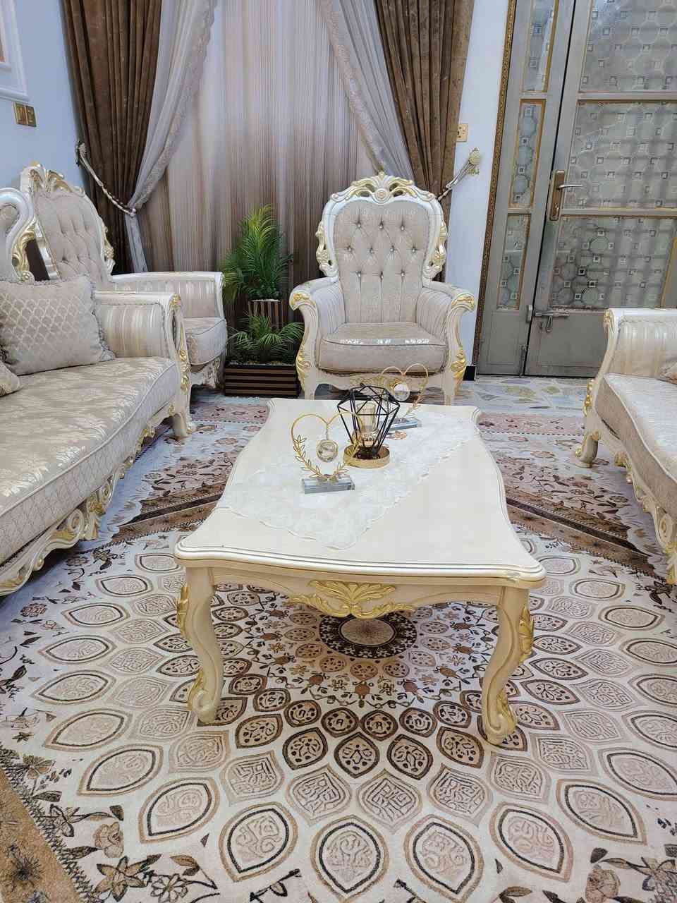 تخم زان ملكي تركي كلش نضيف 10 مقاعد مع طبله وسطيه العنوان مدينه الصدر للاستفسار خاص او الاتصال على الرقم ***********
