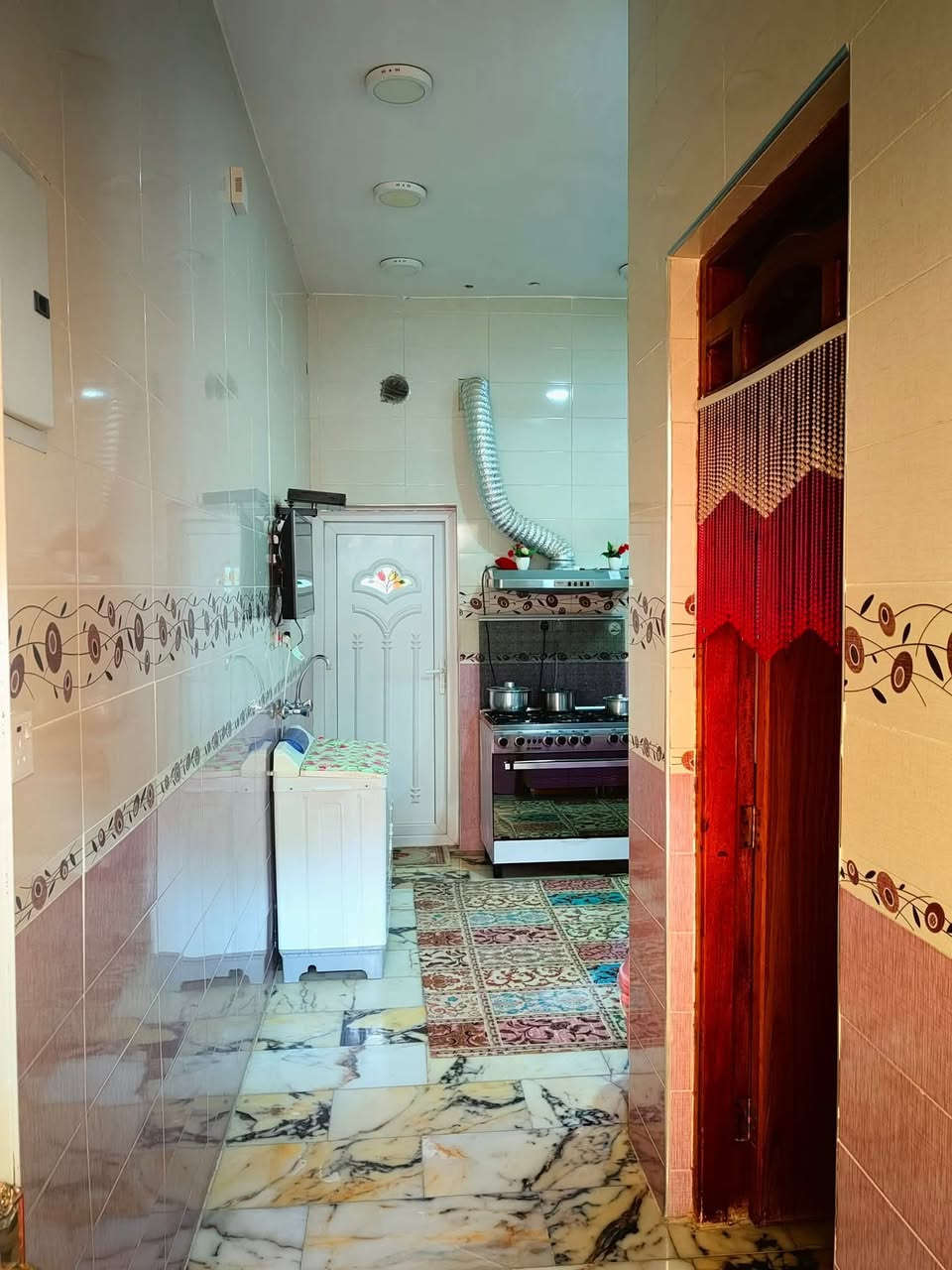 بيت للبيع بناء درجه اولى مسلح حي المعلمين الجديد شارع البطاقة الوطنية قرب اسواق طيوفه المساحة 156 متر  يحتوي على 3 غرف نوم صالتين 3 حمامات واحد غربي وشرقي، المطبخ يحتوي على كاونتر HDF جديد وسيراميك تركي وزارة البيت سيراميك تركي ، السطح ايزوكام، ارضية البيت مرمر فوليت تركي درجة أولى الدرج مرمر مع محجر الطابق الثاني سيراميك، كراج سيارة مع سقيفة، مع مقطورة وسخان وماطور ماء...
لمعرفة السعر على الرقم ادناه ***********
