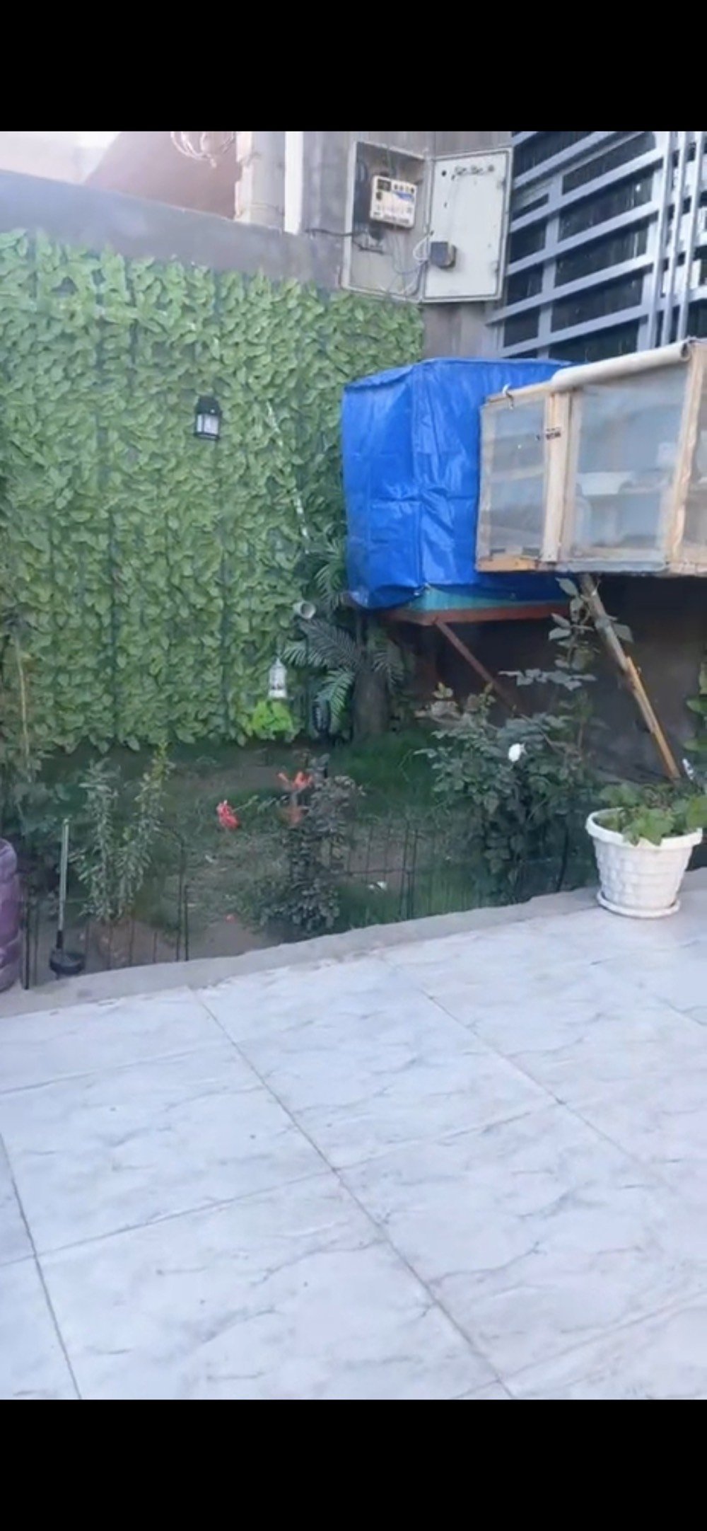  سلام عليكم بيت للبيع بناء حديث سنة 2025 بغداد المحمودية حي المهندسين الشارع الاول زراعي سند 25 اقرار محكمة مساحة 150م يحتوي الدار على مطبخ حار و بارد .. صالة استقبال غرفتين نوم صحيات خارجية وداخلية للاستفسار وتساب ***********