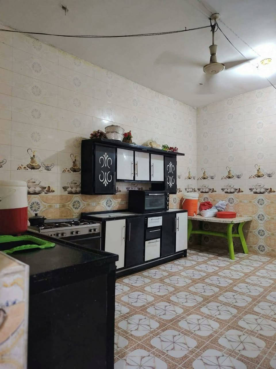 🏡 بيت حديث للبيع - الحلة (حي البكرلي الرابعة) ✨
بيت مميز، نظيف جداً، وبناء حديث متكامل الخدمات، جاهز للسكن الفوري.

📌 تفاصيل العقار الأساسية:

المساحة: 200 متر مربع.

النوع: صلاح زراعي (مضمون: مرفوع اسمه للبلدية ).

الحالة: بناء حديث، البيت كلش حلو، نظيف، ومرتب جداً.

🧱 التصميم الداخلي (تقسيم الغرف):

الطابق الأول: استقبال + صالة واسعة + مطبخ + غرفتين نوم + الملحقات الصحية.

الطابق الثاني: غرفة نوم + صالة.

⚡ الخدمات والموقع:

الخدمات الأساسية: ماء + كهرباء مستمرة + شبكة مجاري متكاملة.

الخدمات الإضافية: خط مولد ذهبي.

الشارع: القرب من التبليط مسافة 6 أمتار فقط.

💰 السعر وطريقة التواصل:

السعر: 46مليون دينار عراقي (وبي مجال قليل للشراي الطيب).

المكان: بابل - الحلة - حي البكرلي الرابعة.

📞 للاستفسار ومعاينة البيت:

للمزيد من التفاصيل والاتصال المباشر (أو المراسلة عبر الواتساب):

👉 ***********

ملاحظة: يرجى الاتصال هاتفياً أو عبر الواتساب لسرعة الرد
