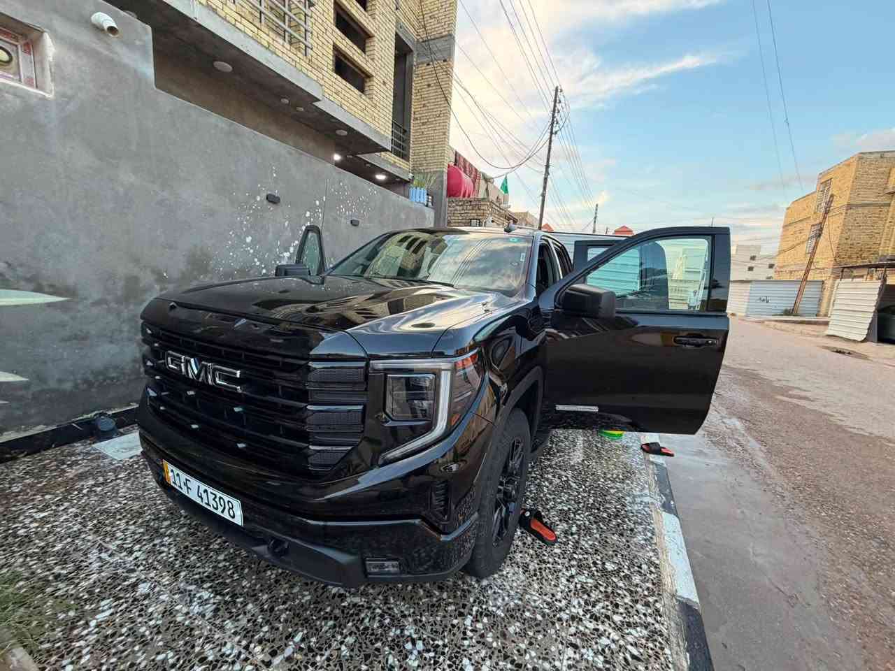 سلام عليكم  /بيكم جمسي مديل2023 / وارد امريكي ضربته خلفيه واضحه بل الصور/سياره اربعه سلند تيربو /سياره فور ويل دفع رباعي 4x4/سياره جديدي كلش ماشيه 50الفkm/سياره باب قصير/ وبدي طويل /السعر 270$وبيه مجال قليل الستفسار نتصل عله الرقم***********
