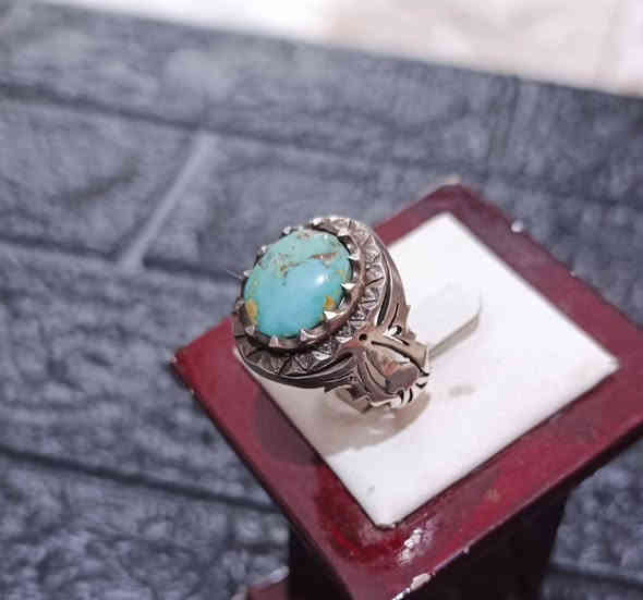 السلام عليكم فيروز نيشابوري قياس 27_28 صياغة مهدوي 925 سعر 65 وبي مجال بسيط  مكان ناصريه توصيل موجود ***********
