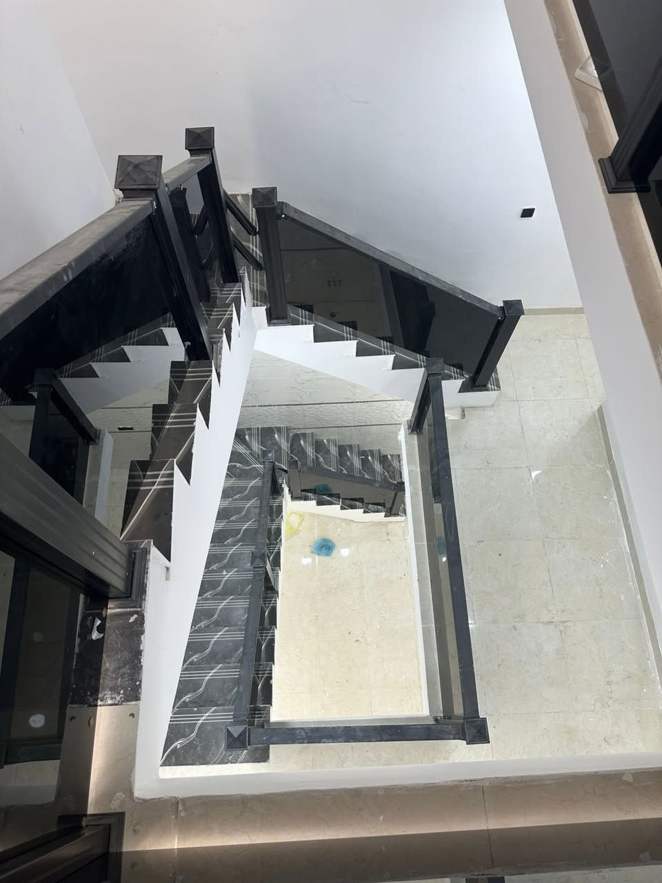 السلام عليكم يعلن مكتب البركة للعقارات دار للبيع في السيديه مساحه 82متر واجها 5/30  نزال 15/30 مدخلين زيرو بناء 2025 مطبخ سيراميك غرفه ارظي وثنين طابق ثاني صحيات عدد اثنين سطح امامي وسطح خلفي قرب جامع الصديق من جهت التشجير
للتستفسار ***********
