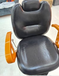 كرسي حلاقة للبيع نظيفات واحد 125 الف بي مجال للإستفسار الاتصال 0770868...