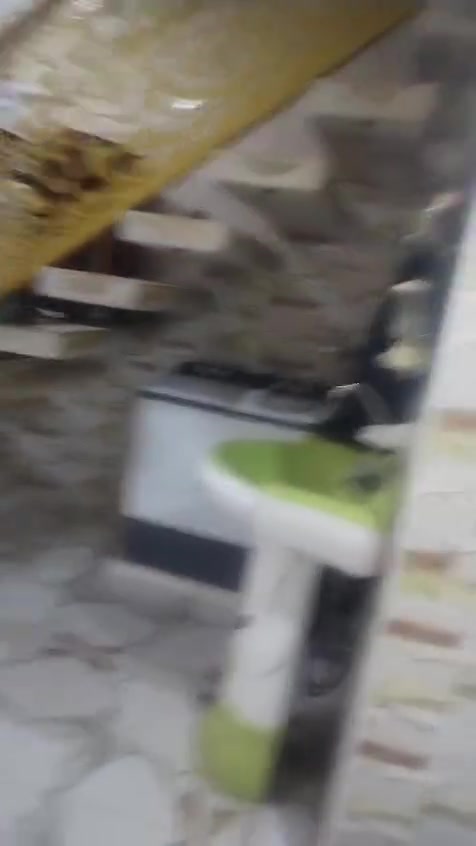 سلام عليكم من رخصت ابو الكروب بيت اللبيع طابو زراعي سند ٢٥ مساحة ٢٠٠م بناء درجة أولى يتكون من غرفتين نوم وصالة واستقبال ومطبخ وصحيات داخلية وخارجية يبعد عن شارع العام ١٠٠م العنوان طريق السنية قرب معمل كاشي سيد ابراهيم ابو عميمة الاتصال على الرقم ***********
