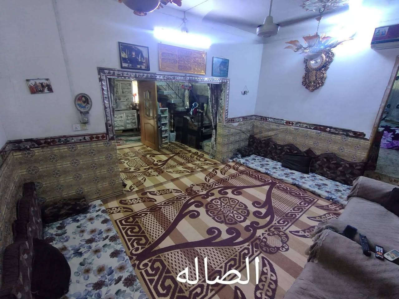 بيت للبيع 100 متر مربع طابقين يحتوي على ثلاث غرف وصاله ومطبخ واستقبال وصحيات عدد 2 في كربلاء الچاير فرع صمون البتول قرب السوق يبعد عن الامام واحد كيلو متر السعر 150 وبي مجال للاستفسار ***********
