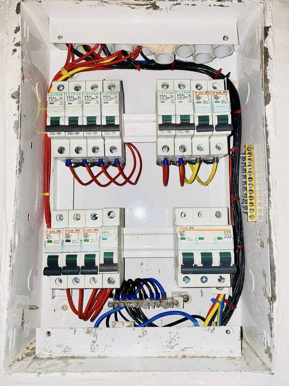 مهندس وكهربائي 👷‍♂️
للتأسيسات الكهربائية السيمنز والبوري بأحدث أنواع التأسيس بأمانة  وانضباط بالعمل 
أسعار تنافسية ومناسبة حسب إمكانية صاحب المنزل 
للأستفسار مراسلة خاص او الاتصال : ***********
