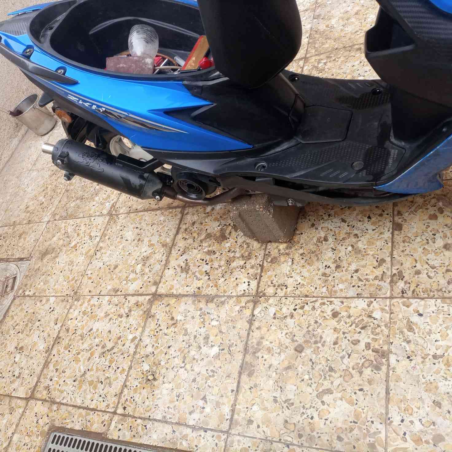 دراجه ماكس للبيع او المراوس حسب القناعه مكينه بلاديه ما مفتوه 
صالنصه FM 
لايت زنون 
هورن سيدان الفيشه الحمره 
يدات بريك رياضي 
***********
