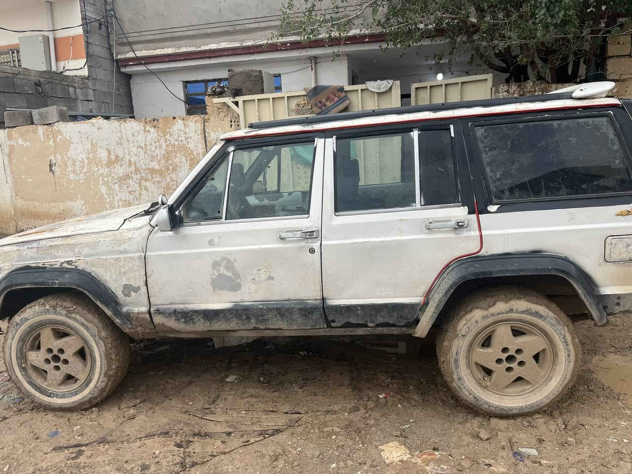 السلام عليكم جيب شيروكي موديل 92كير ومكينه بطه ثنين ونص حلوات لا تنقيص ولا تبخير سيارة جاهزه رقم واسط بسمي ثاني يوم احولك  للبيع 22وبيهه مجال ومراوس حسب القناعه ما متواجد ع نت اتصل وتدلل ***********
