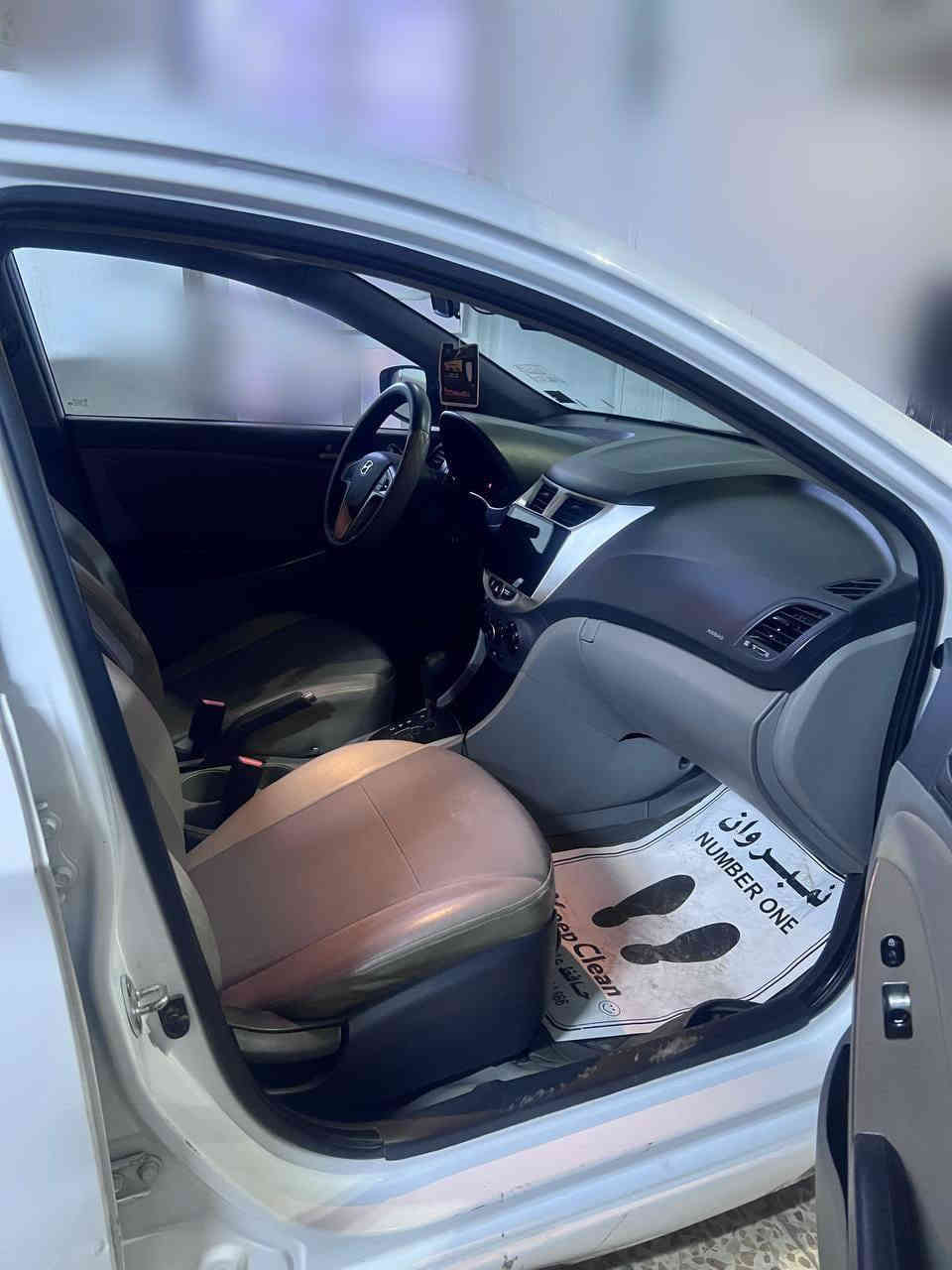 السلام عليكم
اكسنت هاج باك 2016 وارد امريكي 
رقم بغداد اللون ابيض المرغوب 
السياره حادثها جاملغ ايمن وضربه جاملغ ايسر بل الدوسه 
السياره نظيفه مكينه وكير وتبريد وداخلها نظيف جدا 
وعل الفحص تجي وتشوف وتدلل 
مكينه ١٦٠٠    gdi  وماشيه ٧٠ الف كيلو 
السياره مواصفات عاديه نظام ايكو تحكم استيرن ومانع انزلاق وشاشه عرض 
السعر ٩٢ 
للاتصال ***********
مكان السياره بغداد المنصور
