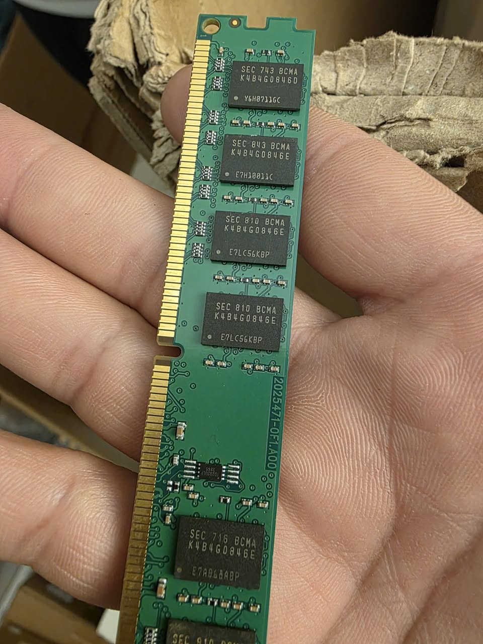 النوع والسرعة: ذاكرة DDR3 بسرعات تردد مختلفة (مثل 1333 ميجاهرتز).
الاستخدام: مصممة لأجهزة الكمبيوتر المكتبية أو خوادم العمل (Workstations). 
المواصفات التقنية: تشير الأكواد الموجودة على الرقائق (مثل SEC 810) إلى أنها من تصنيع شركة سامسونج، وتعمل بجهد قياسي 1.5 فولت. 
الهدف: تُستخدم لزيادة سرعة استجابة الجهاز وقدرته على تعدد المهام.  العدد 50 قطعه انطوني سعر بيهن التواصل ع الرقم ***********
