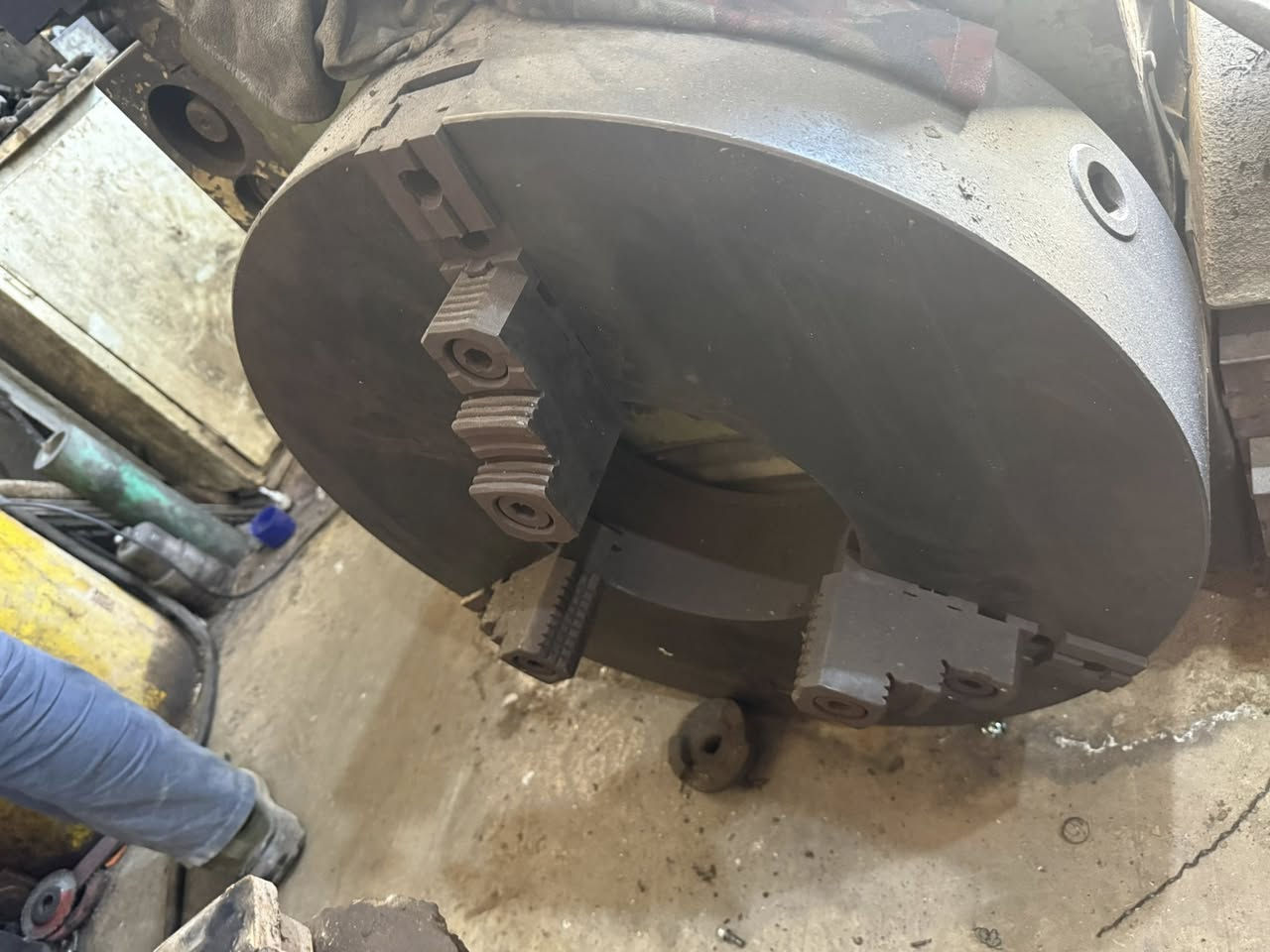 السلام عليكم
عينه ثلاثيه 25انج 
فتحته البطن 10انج 
بافتات براغي 
وبيه تطوالات تلزم قرص 150سم 
وبيه تخم بافتات عكس 
عينه جديده 
المكان النجف حي الحرفيين 
للاستفسار 
***********
