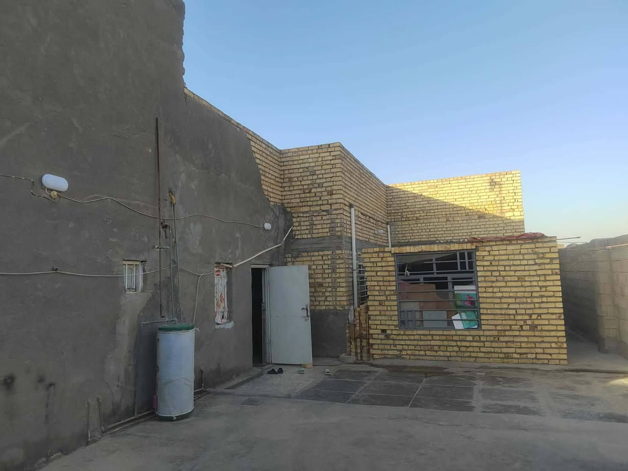 سلام عليكم للبيع بيت الواجهه 20 والنزال 23 ونص 
بيت جاهز يحتوي على 4 وصالتين وحوش وكراج وبراني البيت بنيان حديث وكله طابوك استفسار اتصال على رقم ***********
