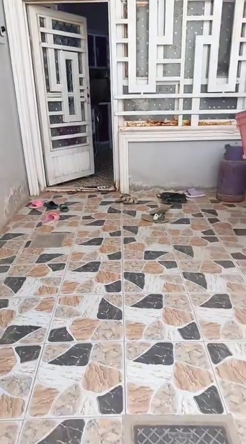 يالله بيت طابق ونص للبيع المساحة ٢٠٠ متر طابو زراعي سند ٢٥ يحتوي على ثلاث غرف نوم وصاله واستقبال ومطبخ وصحيات داخليه وخارجيه منور وطارمه بناء حديث طابوك صب مسلح كل الخدمات موجودة تبليط الشارع الرئيسي العنوان كربلاء قضاء طويريج الحولي شارع القطع السعر 95 مليون مع المجال تفاصيل أكثر الاتصال على الرقم او مراجعه المكتب 
***********
***********
