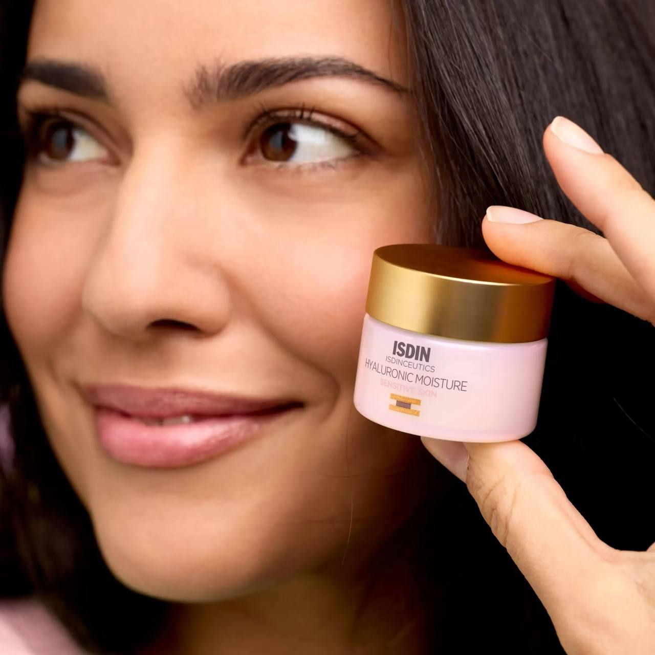 ✨ كريمات ISDIN Hyaluronic Moisture الأصلية – ترطيب احترافي حسب نوع بشرتج ✨

هاي المجموعة تعتبر من أقوى كريمات الترطيب الطبية من شركة ISDIN الإسبانية 🇪🇸، تعتمد على حمض الهيالورونيك الي معروف بقدرته العالية على جذب وحبس الرطوبة داخل البشرة، حتى تبقى ناعمة، ممتلئة، وصحية 💧

هسه نشرح كل نوع بالتفصيل 👇

🟢 أولاً: الأخضر – للبشرة الدهنية والمختلطة (Oily & Combination Skin)
✔️ يرطب البشرة بدون ما يخليها دهنية
✔️ ينظم إفراز الدهون ويقلل اللمعان
✔️ يخفف مظهر المسام الواسعة
✔️ قوامه خفيف جداً ويمتص بسرعة
✔️ مثالي للبشرة الي تعاني من دهون وحبوب

🌟 النتيجة: ترطيب متوازن بدون أي دهن أو ثقل

🔵 ثانياً: الأزرق – للبشرة العادية والجافة (Normal to Dry Skin)
✔️ ترطيب عميق يدوم طول اليوم
✔️ يعالج الجفاف والتقشر
✔️ ينطي نعومة ومرونة للبشرة
✔️ يقلل الخطوط الرفيعة الناتجة من الجفاف

🌟 النتيجة: بشرة ناعمة، ممتلئة، وصحية
🌸 ثالثاً: الوردي – للبشرة الحساسة (Sensitive Skin)
✔️ يرطب ويهدئ البشرة الحساسة
✔️ يقلل الاحمرار والتهيج
✔️ لطيف جداً وما يسبب تحسس
✔️ يقوي حاجز البشرة
المنشأ أسبانيا الأصلي  🇪🇸


**إذا كنت صاحب هذا الإعلان وتريد حذفه لأي سبب، رجاءا أرسل رسالة إلى الدعم الفني**