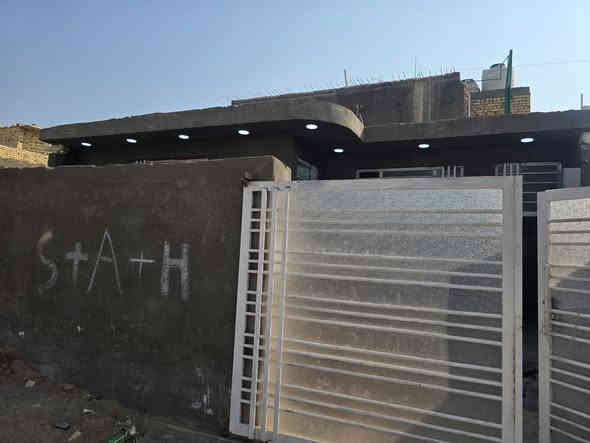 السلام عليكم 
دار للبيع المساحة 200م يتكون من 3 غرف نوم وصالة ومطبخ واستقبال و حمامات 2 داخليه و 1 خارجيه البناء حديث كله طابوق عنوانه كوت شارع الوائلية قرب اسواق ابو علي الدبي السعر 65 قابل للتفاوض 
للأستفسار مراسلتي أو الاتصال على ***********
