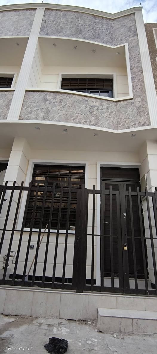 مكتب الزبيدي للعقار🏠🏠
🔊🔊🔊
للبيع مساحة ٤٨ ونص✅
📍الموقع حي القاهرة الشماسية قرب الخط السريع 
🏠يحتوي الطابق الأرضي على طرمة صالة ومطبخ وخدمات وغرفة نوم
والطابق الثاني يحتوي على غرفتين نوم وخدمات
والطابق الثالث بيتونة +سطحين 
📍عنوان المكتب حي القاهرة بظهر تانكي المي
للاستفسار اكثر يرجى مراجعة مكتب الزبيدي الهندسي للعقار🏠🏠
او الاتصال على: 
***********📞
***********📞📞
