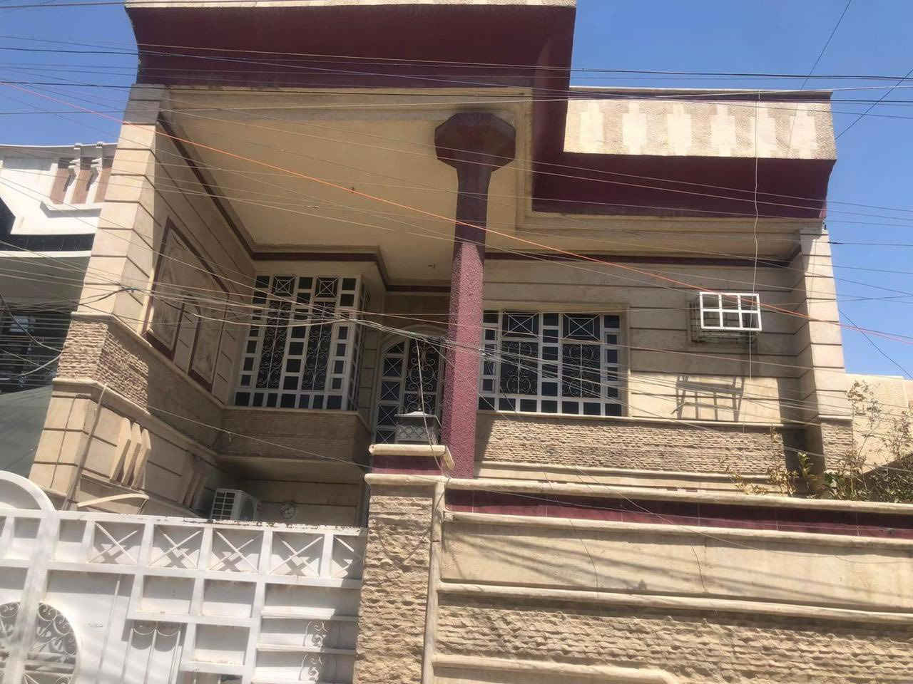 المساحه / 160 متر 
واجه / 8 
ونزال / 20 
محتويات الدار / صاله + مطبخ + 4 غرف نوم + خدمات عدد 2 + حولي 
موقع الدار / الاعلام حي الشباب قريب شارع العام 📍
دار نظيف وموقع هادئ ومرغوب
اتصال ع ارقام 
***********
***********
