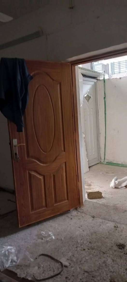 بيت للايجار ملك صرف 75متر  يحتوي على غرفة نوم وصاله  ومطبخ وطارمه مسقفه
وصحيات عدد إثنان غير مشاركة
 وحديقة خارجيه على امتداد الواجهه
ومراوح وماطور وتانكي 

قيمة الايجار الشهري 400الف دينار 
الاتصال ***********
