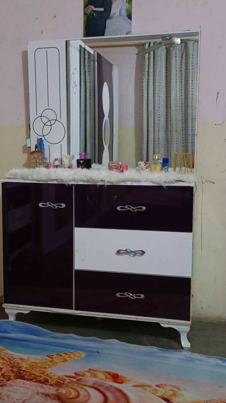 السلام عليكم عندي هاي الغرفه للبيع السعر 250 وبيها مجال شي قليل السفتار عل رقم ***********
