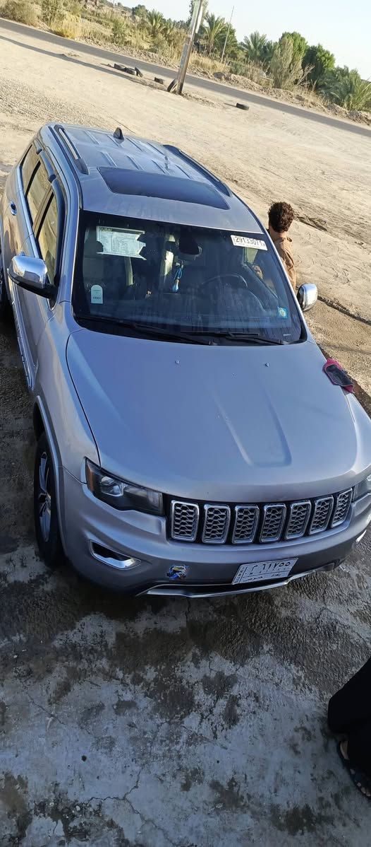 للبيع .النوع: جيب جراند شيروكي (Jeep Grand Cherokee).
الفئة: ليمتد (Limited).
​اللون: فضي (سلفار) مميز كما في الصور.
​فتحة السقف: فتحة قمارة كهربائية.
​المواصفات والإضافات:
​بصمة دخول وتشغيل مع خاصية التشغيل عن بُعد.
​كراسي جلد (تحكم كهربائي).
​شاشة كبيرة مع كاميرا دوارة وحساسات خلفية وأمامية.
​جنوط (ويلات) كروم حجم كبير بتصميم رياضي.
​نظام دفع رباعي (4X4) مع وضعيات قيادة متعددة.
​صندوق خلفي كهربائي (جك). فتحت سقف
​
​السنوية: مجددة وصالحة لغاية عام 2026.
مكان السياره الناصريه الشطرى 
الموديل 18.مرمز شكل وسنويه موديل  2020
************"
