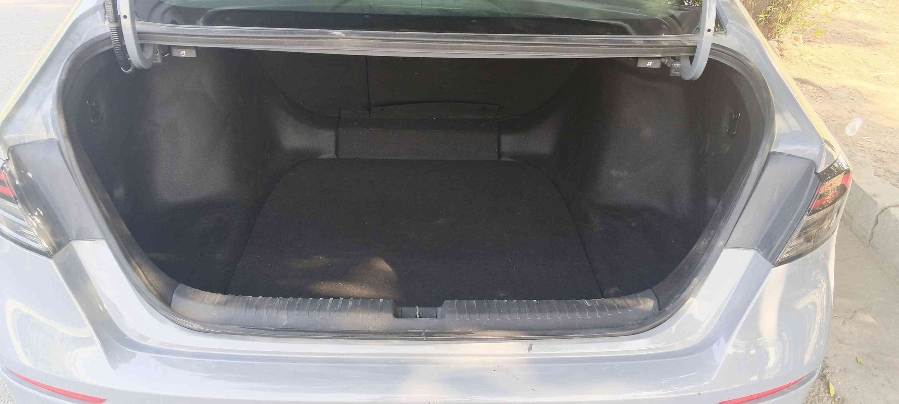 ‏Honda Accord Hybrid 2024 Sport
موديل :- 2024
لون :- سمنتي 
قوة المحرك :- 2.0 Hybrid
عداد المسافات :- 2800زيرو
مواصفات السيارة :- Sport
عدد المقاعد :- 5 مقاعد 
الضرر : ارباك البرده جهه السايق والكشن فقط
بابين تبديل 
صبغ شبرين بلهلال الخلفي
♦️ شاشة نفكيشن 
♦️ تحكم مسجل 
♦️ تحكم سرعة 
♦️ بصمة تشغيل 
♦️ دخول ذكي 
♦️ لايت زنون 
♦️ رادار امامي 
♦️ رادار تحديد مسار 
♦️ كامرا خلفية 
♦️ فتحة سقف 
♦️ حساسات 360 درجة 
♦️ اوتو بارك 
♦️ هاند بريك بصمة 
♦️ درايف مود 
♦️ مثبت سرعة 
♦️ حساس مسافة امان 
♦️ اوامر صوتية 
♦️ مقاعد كهربائية 
♦️ فرش مخمل 
♦️ 
♦️نظام النقطة العمياء 
السياره مرقمه بغداد جاهزه 
مكان السياره بغداد الزعفرانيه
السعر 194$
للستفسار ***********
