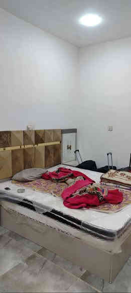 السلام عليكم بيت للبيع بحي الحكيم بنزلت الوائلي ثالث فرع تفاصيل البيت غرفتين نوم صاله ومطبخ وستقبال وحمامات داخليه وخارجيه البيت بناء جديد وبناء طابوك مساحته 160 الواجه 8 والنزال 20 بيت مرتب وحلو من الداخل السعر ب63 وبي مجال الاتصال علا الرقم *********** ❤
