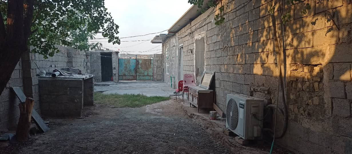 السلام عليكم دار للبيع تجاوز المنطقه بغداد  جسر ديالى القديم الرياض المساحه 200 متر مبني 100 يحتوي  غرفه نوم 5×4 مطبخ 4×4 استقبال 5×5 حمام داخلي اضافة الى  كلدور  و ترك داخلي وتواليت خارجي كهربائيات كامله وخطين كهرباء  اضافه الى سحب المولد والصحيات كامله  رقم الهاتف *********** وموجود عل فيس
