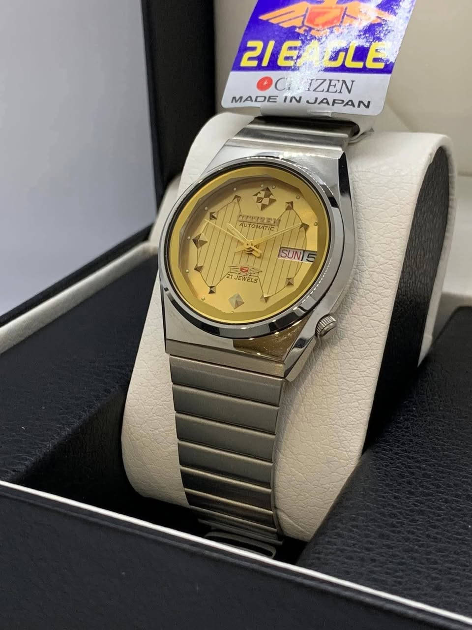 السلام عليكم.......
ساعة CITIZEN ياباني أصلي أوتوماتيك 
مكينة ٢١حجر 
نافذة للعرض التاريخ واليوم 
أميال فسفوري 
القطر ٣٣ب٣٨
مقاوم للماء ١٠٠م 
سير حديد ستانلس ستيل معلم 
جديد غير مستعمل مع علبة اعتيادية وبطاقة الضمان الخاص بي 
السعر ١٢٥$
يوجد توصيل ***********
