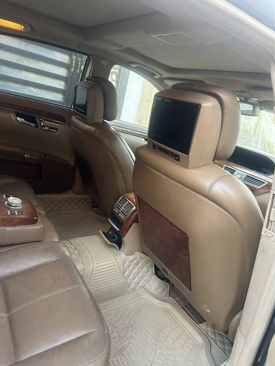 السلام عليكم مارسدس s500 وارد اوربي باب طويل للبيع
موديل ٢٠٠٦ محدث ٢٠١٣ مكينه وكير كفاله
فول مواصفات 
١.بانوراما
٢.ناظور ليلي 
٣.حساسات
٤.بردات خمسه 
٥.كشنات امامي تدفئه تبريد
٦.كشنات خلفي تدفئه تبريد 
٧.زراك لايت
٨.ثلاجه
٩.بوب شفط وجنطهشفط
١٠. شاشات تجاوي
١١.ميز طعام
بيهه صبغ جاملغ امامي ايسر وجاملغ خلفي ايمن مع باب خلفي ايمن وداير جاملغ خلفي ايسر
الرقم اربيل بسمي تحويل
السعر ١٨٥$
مكان السياره بغداد
هاتف ***********
